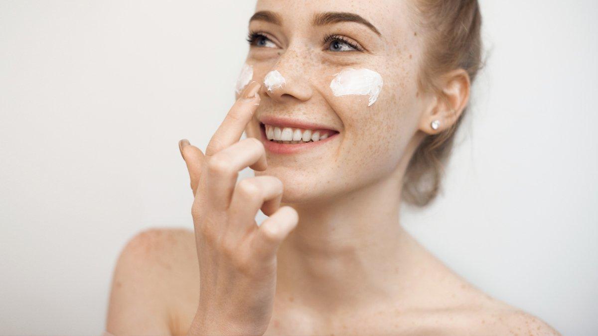 Ilustrasi wanita usia 20-an yang menggunakan skincare