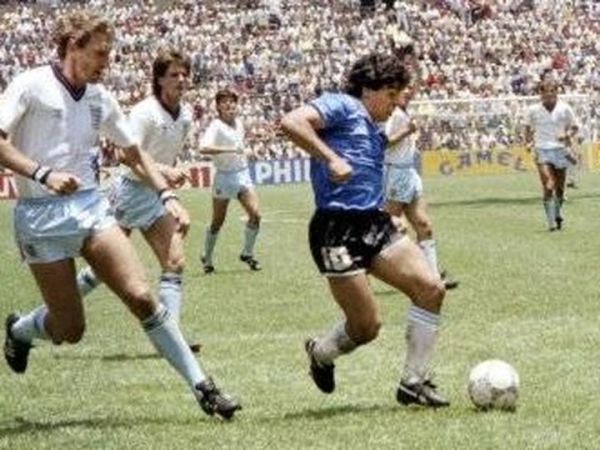 Penyerang Timnas Argentina, Diego Armando Maradona, melakukan 2 momen ajaib saat menghadapi Inggris di Final Piala Dunia 1986.