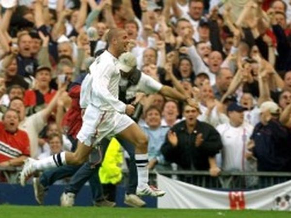  Selebrasi David Beckham usai mencetak gol kedua Inggris ke gawang Yunani dalam pertandingan Kualifi