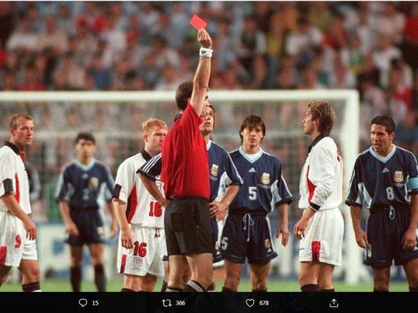 David Beckham menerima kartu merah akibat menendang Diego Simeone dalam duel timnas Inggris vs Argentina di Piala Dunia 1998.
