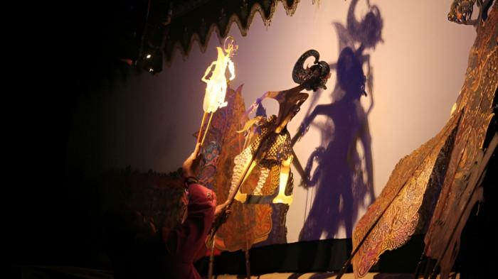 WAYANG KULIT- Ilustrasi pertunjukan kesenian wayang kulit yang merupakan bagian dari kesenian masyarakat Jawa.