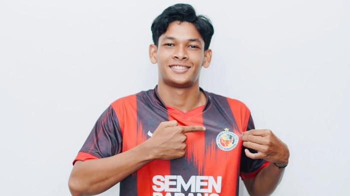Timnas U-20: Bek muda Semen Padang FC, Ghifari Azhari, mendapat panggilan mengikuti seleksi Timnas Indonesia U-20. Manajemen Kabau Sirah berharap pemain binaan Elite Pro Academy itu mampu lolos dan memperkuat Garuda Muda.
