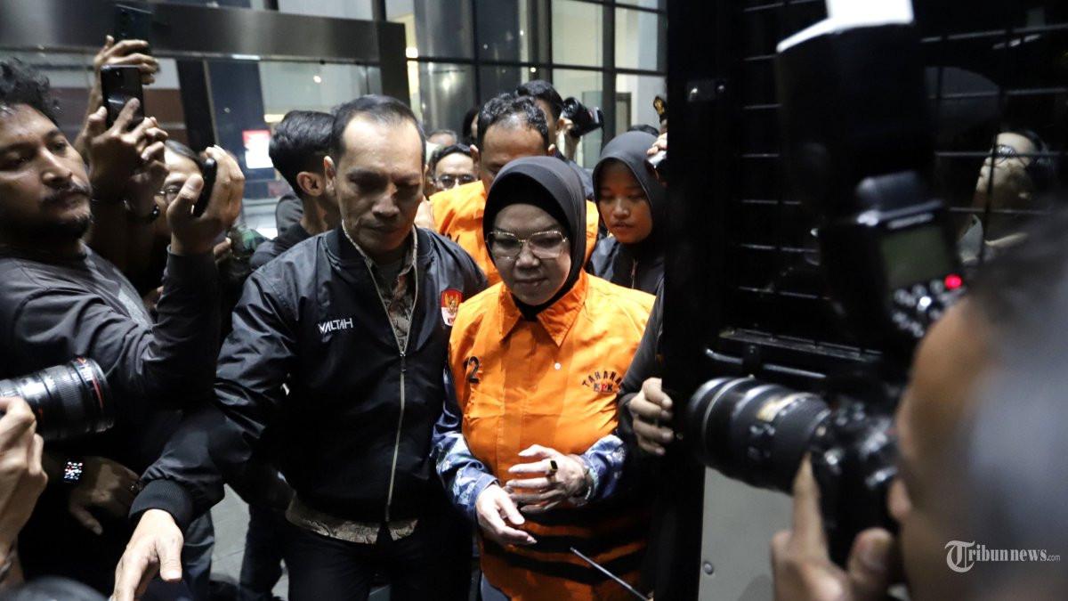 DITAHAN KPK - Bupati Sukoharjo Etik Suryani berjalan menuju mobil tahanan usai menjalani pemeriksaan terkait operasi tangkap tangan (OTT) di Gedung KPK, Jakarta, Sabtu (11/7/2026) dini hari. KPK resmi menahan Bupati Sukoharjo Etik Suryani bersama dua tersangka lainnya terkait kasus dugaan pemerasan di lingkungan Pemerintah Kabupaten Sukoharjo.