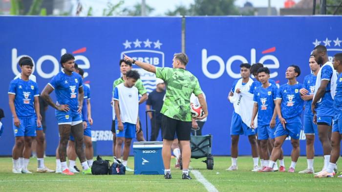LATIHAN - Persib Bandung memulai latihan perdana persiapan pramusim menatap musim Super League 2026-2027, Sabtu (11/7/2026) di Lapangan pendamping Stadion Gelora Bandung Lautan Api (GBLA). (KOMPAS.com/ADIL NURSALAM)