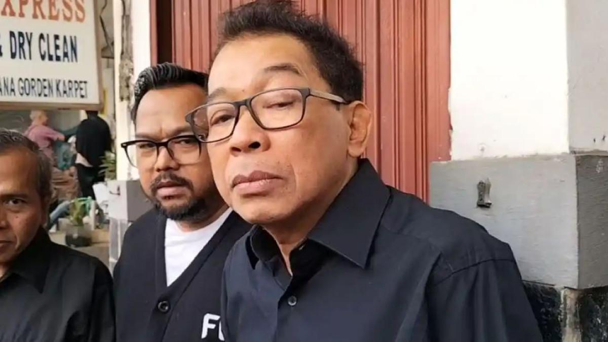 TEMON MENINGGAL - Jarwo Kwat ditemui di rumah duka Temon, kawasan Mampang,Jakarta Selatan, Minggu (12/7/2026). Ia mengungkap penampilan terakhir Temon sebelum sahabat meninggal dunia.