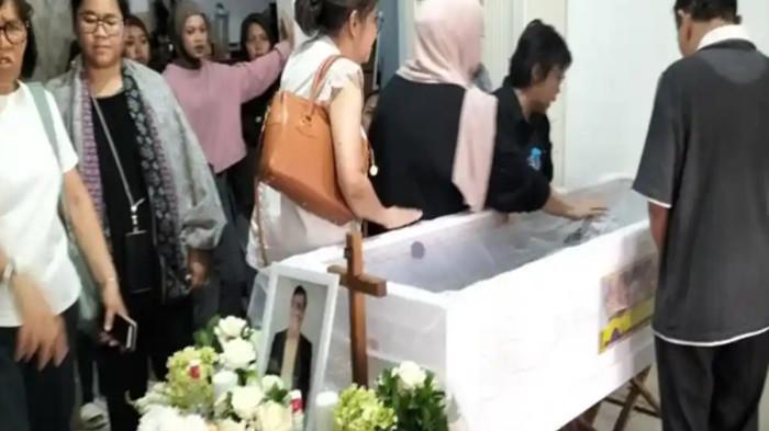 RUMAH DUKA - Suasana di rumah duka Temon di kediamannya di kawasan Mampang, Jakarta Selatan, Minggu (12/7/2026). Rencananya, jenazah sang komedian akan dimakamkan besok sekitar pukul 11.00 WIB di TPU Tanah Kusir, Jakarta Selatan.