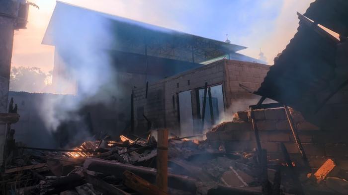 KEBAKARAN -- Rumah milik pasangan lansia di Kelurahan Ipilo, Kota Gorontalo, hangus dilalap api saat keduanya sedang tertidur. Mereka selamat setelah dibangunkan oleh teriakan seorang anak tetangga yang melihat kobaran api.