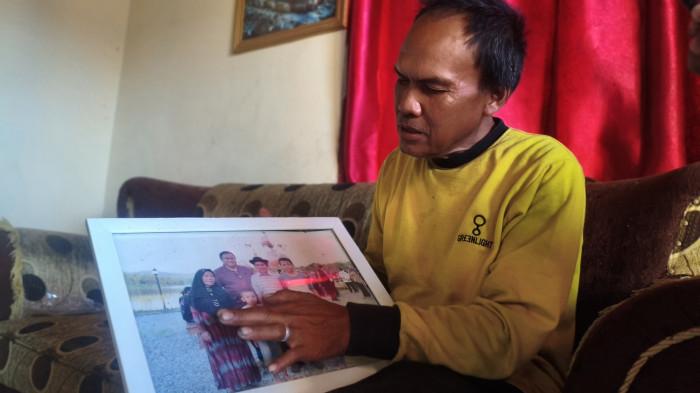 KENANGAN MANIS -- Aspin Nalole menunjukkan fotonya bersama Rachmat Gobel pada Sabtu (11/7/2026). (Sumber Foto: TribunGorontalo.com/Jefri Potabuga)
