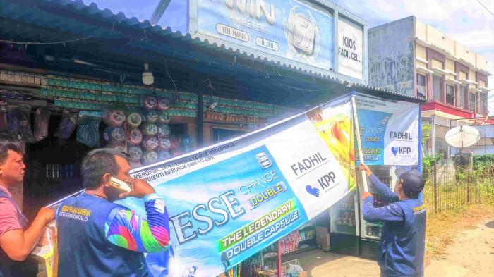 PENERTIBAN -- Spanduk, baliho, hingga umbul-umbul promosi diturunkan petugas Bapenda Kota Gorontalo dalam operasi penertiban reklame, Sabtu (11/7/2026). Pelaku usaha diminta memastikan izin dan kewajiban pajak terpenuhi sebelum memasang iklan.