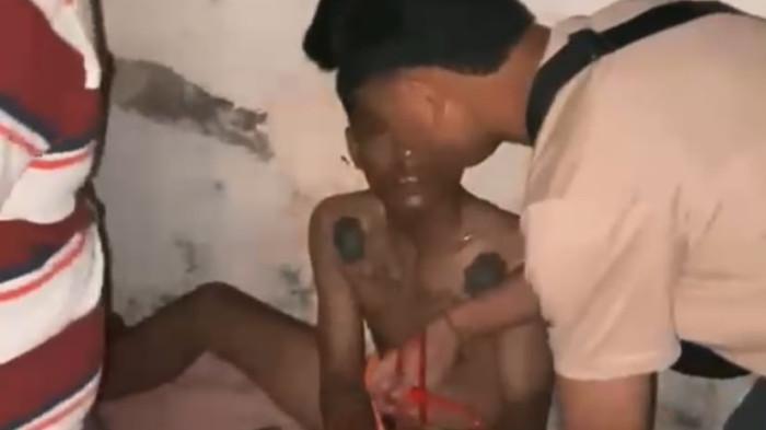 DIRINGKUS - Polisi saat meringkus pelaku di rumah tempat tinggal, saat itu pelaku sedang tidur