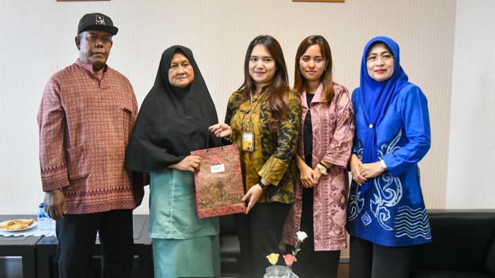 Penyerahan santunan kepada ahli waris ASN di Graha Kepri, Batam.