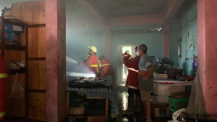 KEBAKARAN DI BINTAN  - Petugas Damkar Tanjunguban saat memadamkan api di sebuah usaha laundry di Jalan Datuk Syahbandar, Kampung Kamboja, Tanjunguban, Kecamatan Bintan Utara, Bintan, yang dilalap si jago merah, Sabtu (11/7/2026).