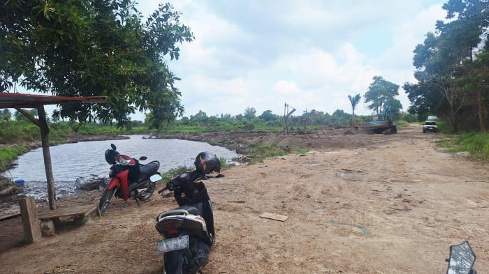 TAMBANG PASIR ILEGAL  -  Lokasi tambang pasir ilegal dan sebuah alat berat beko yang akan dibawa menggunakan truk keluar lokasi di Gunung Kijang, Bintan, Kepulauan Riau, Minggu (12/7/2026).