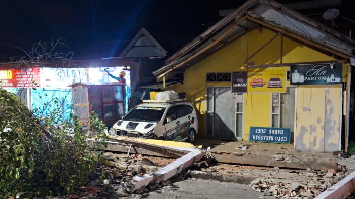GEMPA - Gempa Bumi berkekuatan 5.4 magnitudo mengguncang Kabupaten Buol, Sulawesi Tengah, pada Minggu (12/7/2026) pukul 21.46 Wita. Berdasarkan laporan BPBD Sulteng, beberapa rumah dan bangunan mengalami kerusakan.