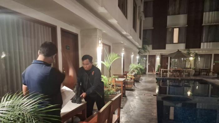 Polisi saat melakukan olah TKP. Ngaku Wartawan, Pria Mabuk Ancam Habisi Tamu Hotel dengan Brass Knuckle di Kuta Bali