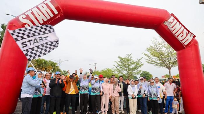 Masyarakat terlebih dahulu mengikuti berbagai layanan dan kegiatan yang disiapkan Pemerintah Provinsi Kepulauan Riau, mulai dari jalan santai, gotong royong, pemeriksaan kesehatan gratis, layanan pembayaran pajak kendaraan bermotor, bazar UMKM, hingga pembagian minyak goreng gratis.