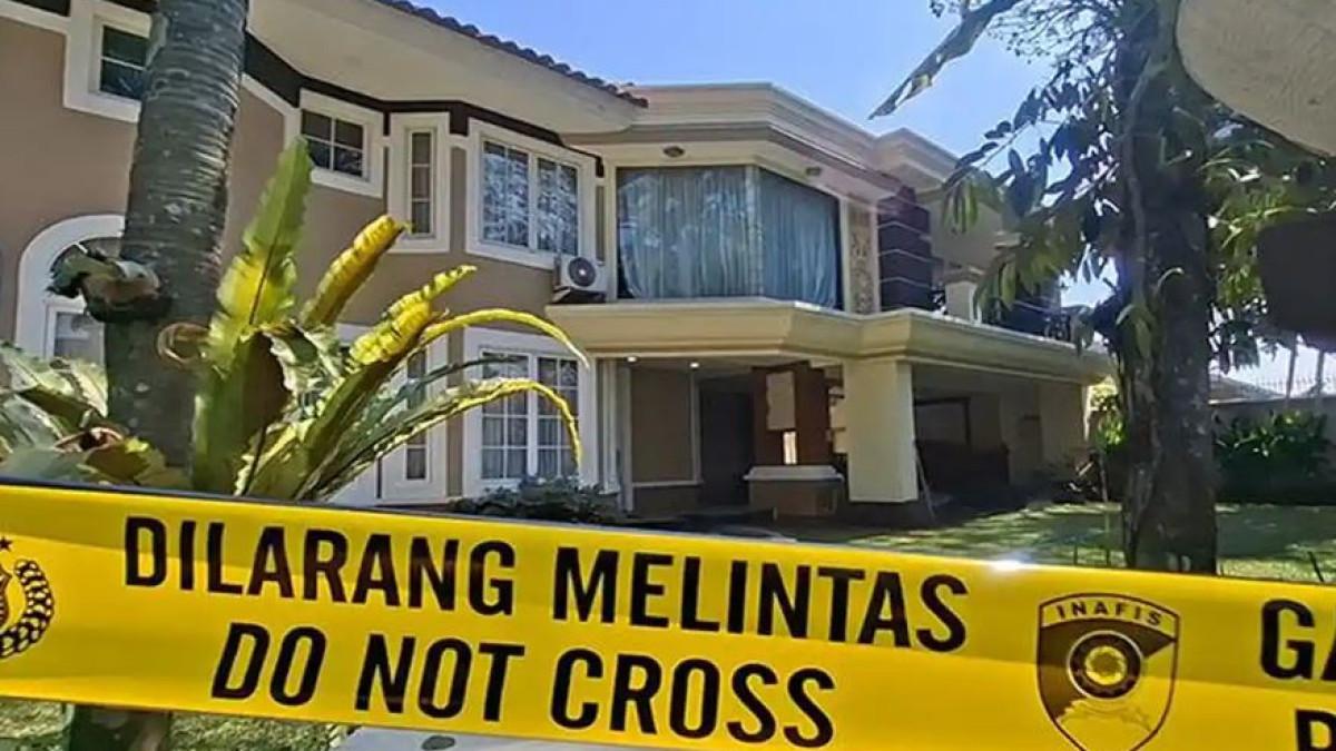 RUMAH MEWAH DIGELEDAH -- Rumah mewah berlantai dua di kawasan Sentul Bogor, Kecamatan Babakan Madang, Kabupaten Bogor yang semalam digeledah petugas gabungan Kortastipidkor Polri dan Ditreskrimsus Polda Metro Jaya, Kamis (7/9/2026) dinihari kini dipasangi garis polisi.