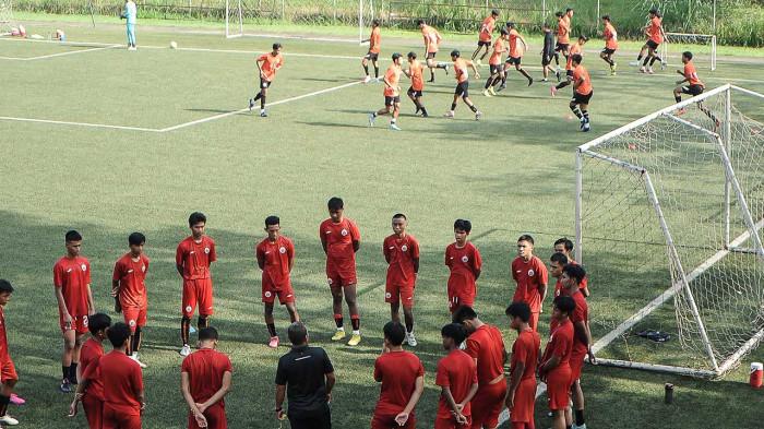 Para pemain di Persija Academy sedang berlatih. Kini, lima pemain jebolan Persija Academy bergabung dengan Persis Solo untuk menambah jam terbang profesional.