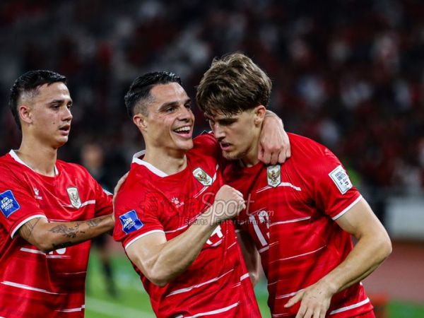 Eliano Reijnders (kiri) dan Joey Pelupessy (tengah) sedang ikut selebrasi dengan Mauro Zijlstra (kanan) yang mencetak gol dalam laga FIFA Series 2026 antara Timnas Indonesia versus Timnas Saint Kitts and Nevis di Stadion Utama Gelora Bung Karno, Senayan, Jakarta, Jumat (27/3/2026) malam.