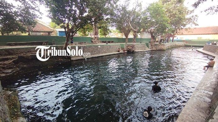 Umbul Gedaren di Klaten yang memiliki mitos mampu menyembuhkan penyakit atau memberi kesehatan hingga memberikan jabatan.