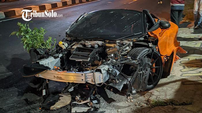 RUSAK PARAH - Sebuah supercar McLaren 720S Coupe bernomor polisi B 331 diduga milik seorang konten kreator mengalami kecelakaan tunggal di Jalan Telukan, Kecamatan Grogol, Kabupaten Sukoharjo, Jawa Tengah, pada Rabu (8/7/2026) dini hari. Peristiwa tersebut terjadi sekitar pukul 02.00 WIB dan sempat viral di sejumlah media sosial. Foto dan video yang beredar memperlihatkan sebuah supercar berwarna oranye-kuning mengalami kerusakan cukup parah di bagian depan usai menabrak tiang listrik di tepi jalan.