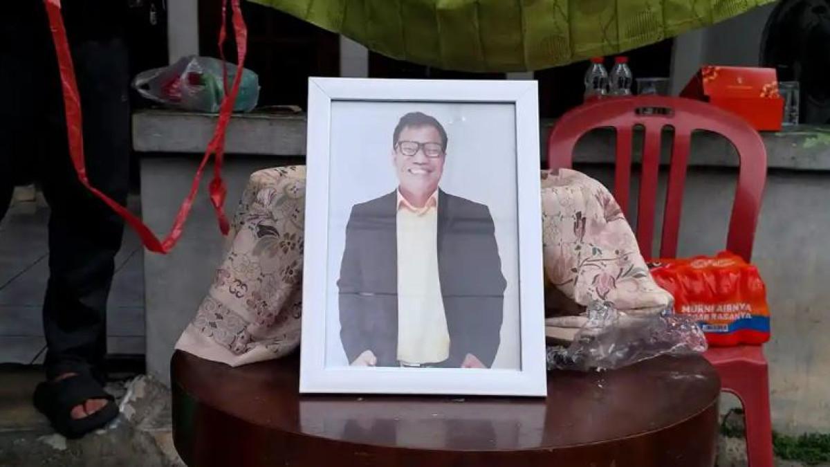 TEMON BERPULANG - Komedian Temon meninggal dunia Minggu pagi, 12 Juli 2026 pukul 08.42 WIB dan jenazahnya hari ini disemayamkan  di rumah duka Kompleks Polri Mampang Prapatan, Jakarta Selatan.