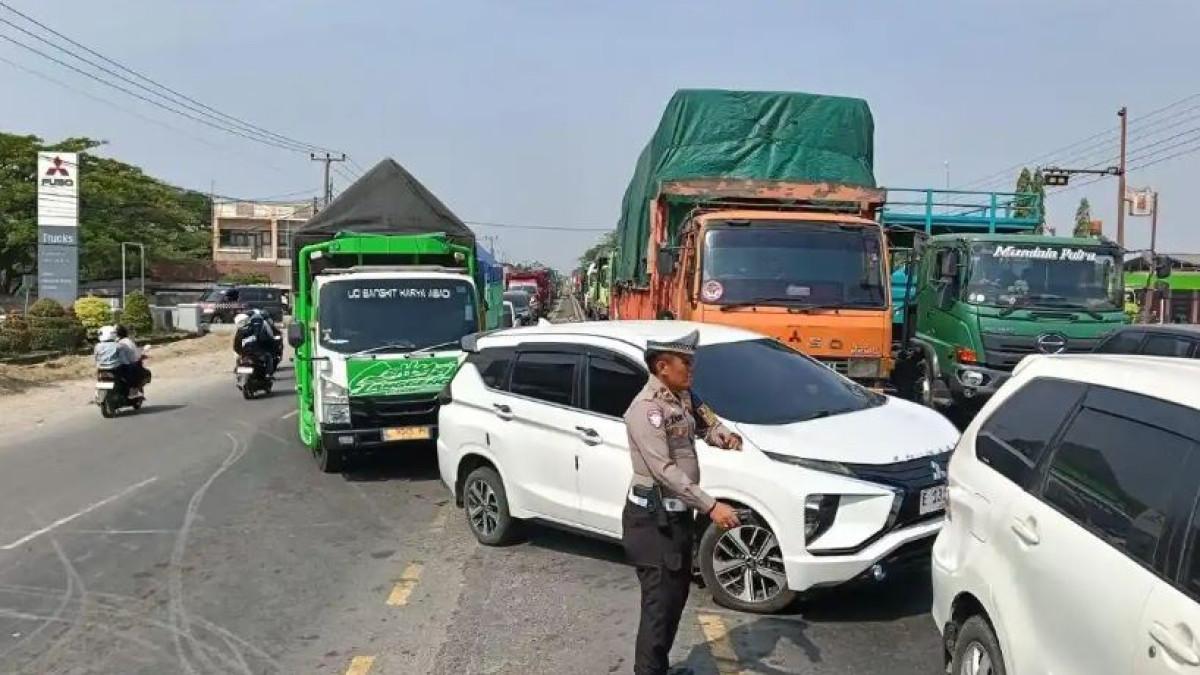 KECELAKAAN MAUT - Jajaran Satlantas Polres Indramayu saat melakukan rekayasa lalu lintas di lokasi kecelakaan maut di Jalur Pantura Indramayu, Jawa Barat, tepatnya di wilayah Desa Kiajaran Kulon, Kecamatan Lohbener, Minggu (12/7/2026). 12 ornag tewas dalam kecelakaan itu.