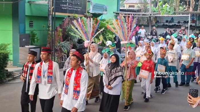 PERKENALAN SEKOLAH - Para murid baru MTSN 41 Al Azhar Asy Syairif Jakarta mengikuti pertunjukan palang pintu dalam pembukaan Matamuda (Masa Taaruf Murid Madrasah). TRIBUNJAKARTA.COM/ELGA PUTRA