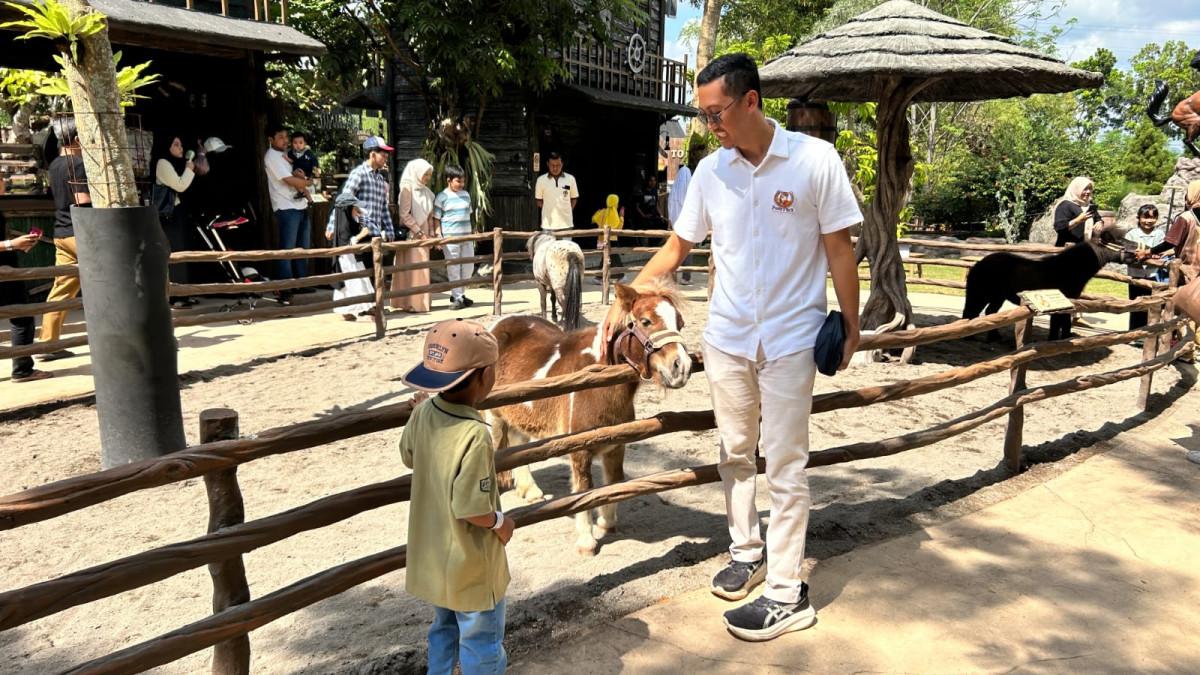 LIBURAN DI KLATEN - Pengunjung menikmati berbagai wahana edukasi saat Grand Opening Pony Park di Mojayan, Klaten Tengah, Selasa (7/7/2026).