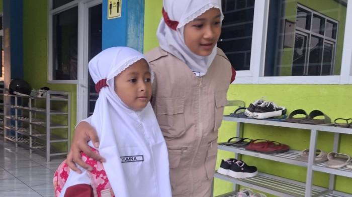 Penyambutan siswa baru Al Abidin dapat pendampingan kakak kelas. Penyambutan ini ilaksanakan secara serentak di seluruh unit pendidikan Al Abidin, mulai dari jenjang TK, SD, SMP, hingga SMA yang tersebar di Solo, Karanganyar, Sragen, Klaten, Sukoharjo, Boyolali, Salatiga, Magelang, dan Yogyakarta.