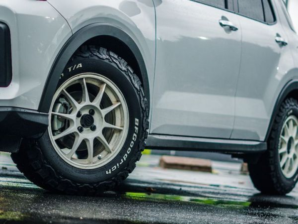 Daihatsu Rocky pasang pelek putih lansiran Enkei S-Tarmac ring 16x7 inci