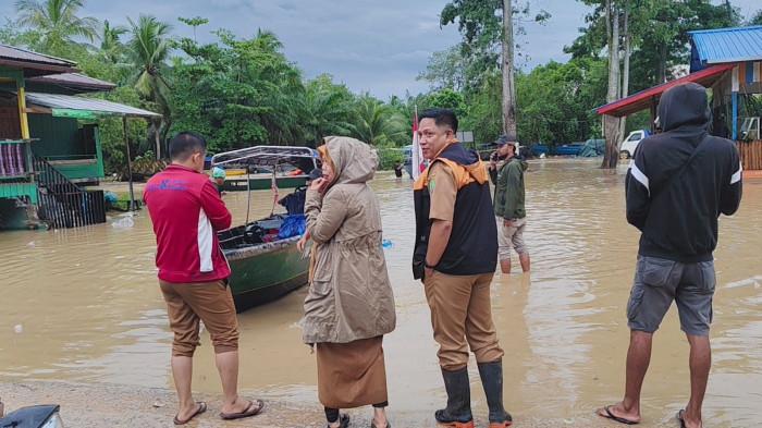 BANJIR SEBATIK TENGAH - Camat Sebatik Tengah, Aris Nur, meninjau sejumlah titik terdampak banjir di Desa Aji Kuning, Bukit Harapan, dan Sungai Limau, Senin (13/7/2026). Pemantauan dilakukan untuk mengidentifikasi penyebab genangan serta menentukan langkah penanganan pascabanjir.(TribunKaltara.com/Istimewa-Kecamatan Sebatik Tengah).