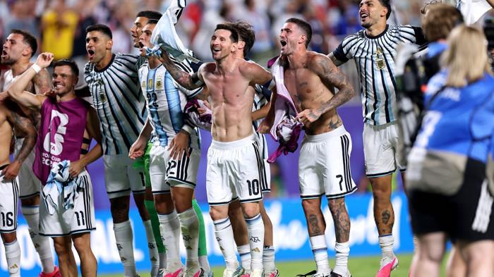 PIALA DUNIA 2026 - Pemain Timnas Argentina berselebrasi usai memarikan melaju ke semifinal Piala Dunia 2026. Tim Nasional (Timnas) Argentina sukses merebut tiket ke babak semifinal Piala Dunia FIFA 2026 setelah menumbangkan perlawanan sengit Swiss dengan skor 3-1. Pertandingan perempat final yang digelar di Kansas City Stadium ini harus berlanjut hingga babak perpanjangan waktu (extra time) setelah kedua tim bermain imbang 1-1 di waktu normal.