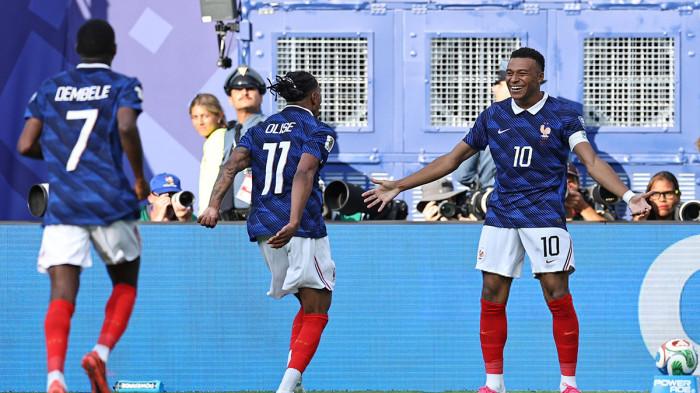 PIALA DUNIA 2026 - Selebrasi trio Timnas Prancis usai berhasil menaklukkan Timnas Swedia pada fase gugur Piala Dunia 2026, Rabu 1 Juli 2026 pagi WIB. Menghadapi Swedia dalam laga Babak 32 Besar yang berlangsung di Stadion New York New Jersey, East Rutherford, Prancis menang telak dengan skor meyakinkan 3-0. Kylian Mbappe menjadi bintang utama dalam laga ini setelah sukses mencetak brace (dua gol).