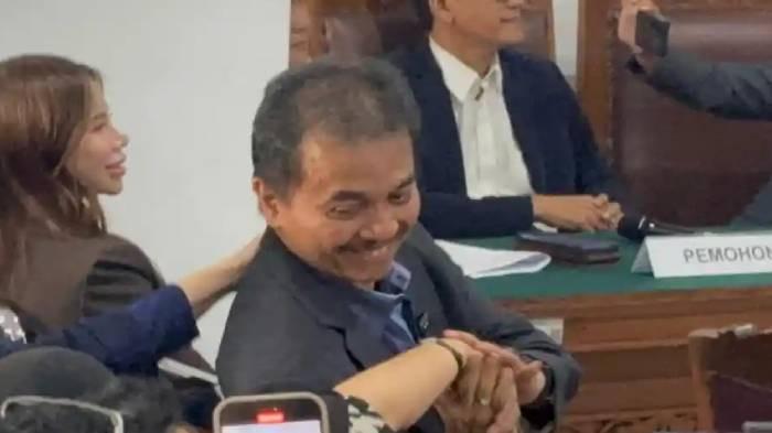 PRAPERADILAN - Momen Roy Suryo jabat tangan kerabatnya usai dengar hakim kabulkan Praperadilan di Pengadilan Negeri Jakarta Selatan, Selasa (7/7/2026). Pengamat mendukung dengan keputusan hakim mengabulkan gugatan tersebut.