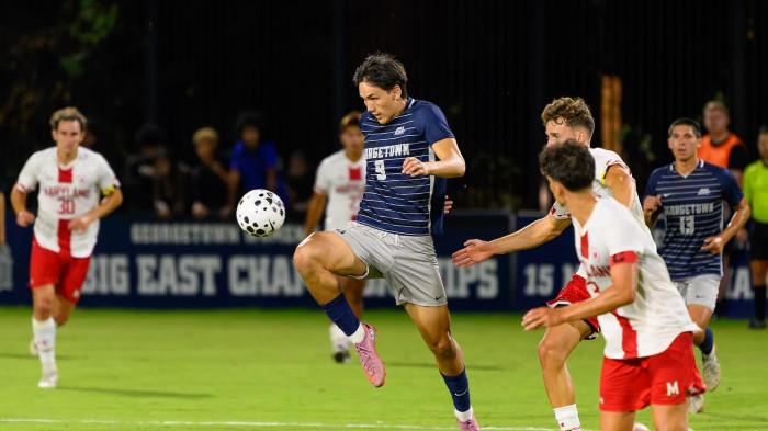 CALON NATURALISASI - Aksi calon pemain naturalisasi Timnas Indonesia, Mitchell Baker (tengah) saat membela klubnya Georgetown Men’s Soccer di NCAA Amerika Serikat.