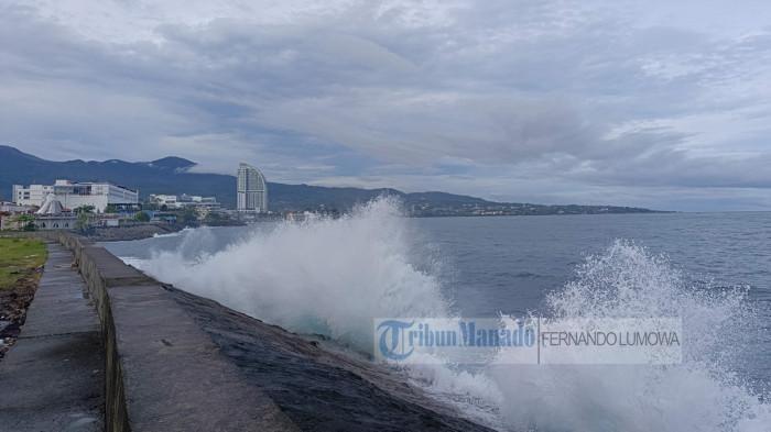 GELOMBANG - Gelombang tinggi di Teluk Manado, Minggu 15 Februari 2026. BMKG Stasiun Maritim Bitung memberi peringatan dini potensi gelombang tinggi hingga 2,5 meter di perairan Sulawesi Utara, 15-18 Februari 2026.