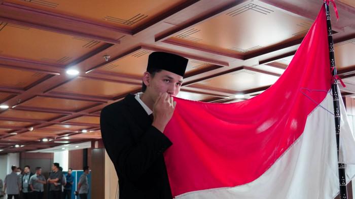 PEMAIN NATURALISASI BARU - Tim Nasional Indonesia segera mendapat tambahan amunisi di lini depan setelah Mitchell Lee Baker resmi menyandang status sebagai Warga Negara Indonesia (WNI). Penyerang berusia 19 tahun itu menjalani prosesi pengambilan sumpah di Kantor Direktorat Jenderal Administrasi Hukum Umum (Ditjen AHU), Jakarta, Senin (13/7/2026). Dok: PSSI