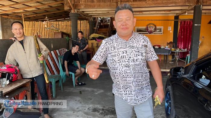Rein Paat, dari Kota Tomohon pasiar ke rumah kerabat keluarganya di Desa Kapoya Minsel.