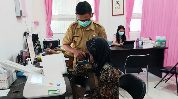 FASILITAS KESEHATAN LANSIA - Petugas Puskesmas Ajung, Jember, Jawa Timur, ketika melayani pemeriksaan warga lanjut usia (Lansia) pada Senin (13/7/2026). Para Lansia berharap ada kemudahan layanan kesehatan bagi mereka, seperti layanan kunjungan rumah ataupun fasilitas antar jemput gratis untuk kontrol.