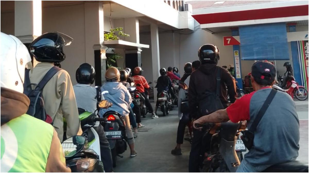 Potret antrean panjang pengendara sepeda motor yang membeli pertalite di SPBU Pucangsawit, Jebres, Surakarta Senin (6/7/2026). Fenomena peralihan dari Pertamax ke Pertalite pun mulai terlihat.