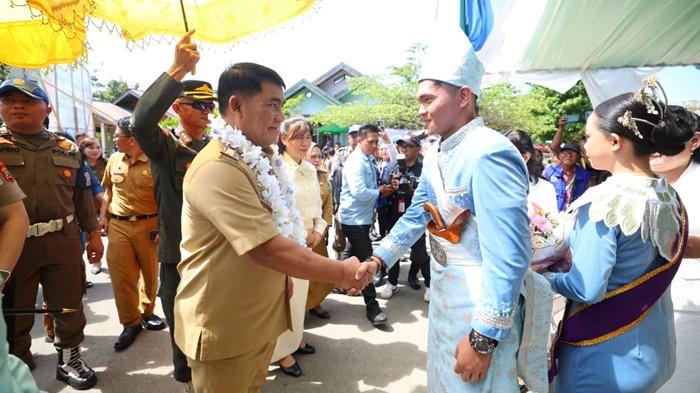 Gubernur Sulut Yulius Selvanus Komaling (YSK) saat pembukaan Sidang Sinode ke-60 GMIBM