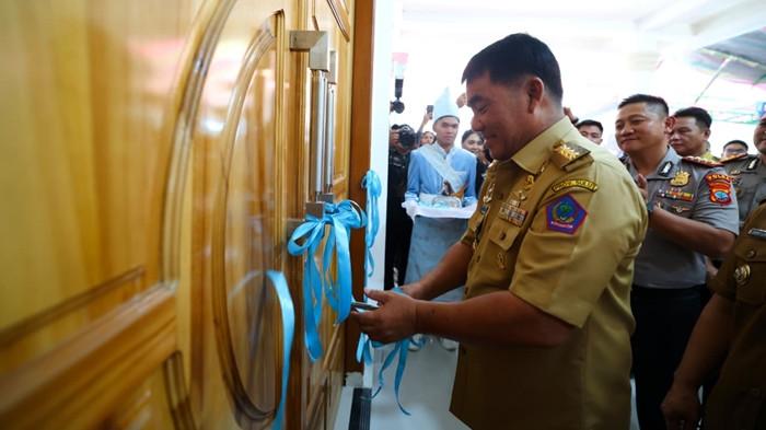 SIDANG SINODE GMIBM - Gubernur Sulut Yulius Selvanus Komaling (YSK) saat menghadiri acara pembukaan Sidang Sinode ke-60 GMIBM di Gereja GMIBM Sion Pinogaluman, Kecamatan Lolak, Kabupaten Bolaang Mongondow, Senin (13/7/2026). Gubernur YSK pun mengajak seluruh keluarga besar GMIBM untuk terus menjaga persatuan dan semangat toleransi. Sebab selama ini hal tersebut menjadi kekuatan masyarakat Sulawesi Utara.