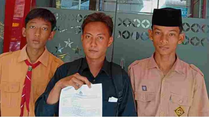 PENCURIAN- Fajar Ichsan Thariq (46) tengah menunjukkan laporan kepolisian (LP) di Mapolsek Medan Area, korban mengaku sepeda motornya dilarikan orang tak dikenal saat nenyuruh salah seorang muridnya untuk memfotocopy berkas di Jalan Jermal 16, Kecamatan Medan Denai, Selasa (16/6/2026).