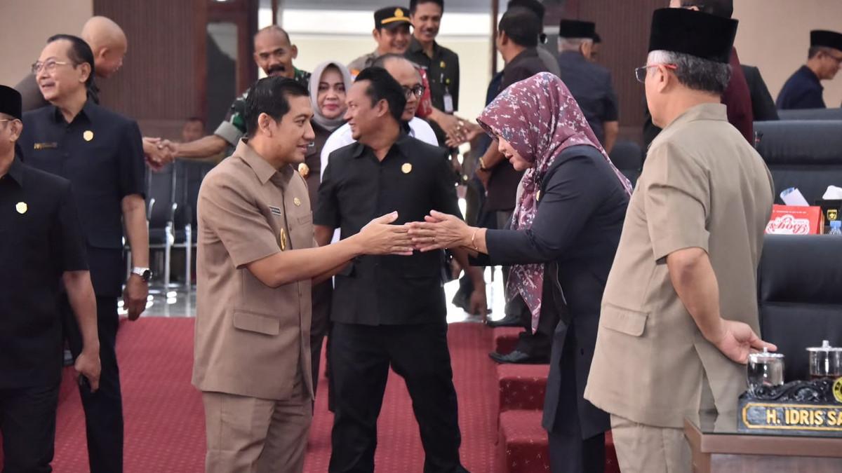 DPRD SUKHARJO - Dewan Perwakilan Rakyat Daerah (DPRD) Kabupaten Sukoharjo menggelar rapat paripurna dengan agenda penyampaian jawaban Bupati atas pandangan umum fraksi-fraksi terhadap Rancangan Peraturan Daerah (Raperda) tentang Pertanggungjawaban Pelaksanaan APBD Tahun Anggaran 2025, Senin (13/7/2026).