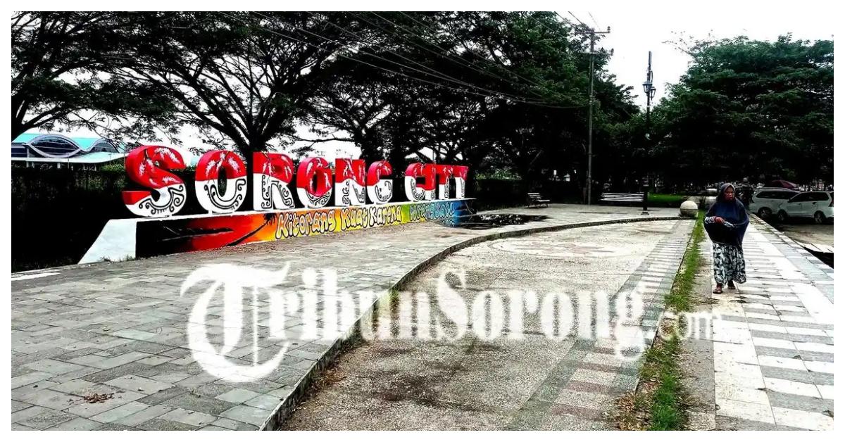 PRAKIRAAN CUACA - Suasana di Taman Sorong City yang menjadi tempat nongkrong favorit bagi muda mudi hingga orang tua di Kota Sorong, Provinsi Papua Barat Daya, Senin (5/8/2024). BMKG memprakirakan, Kota Sorong, Provinsi Papua Barat Daya, bakal berawan dan hujan pada Jumat (10/7/2026).