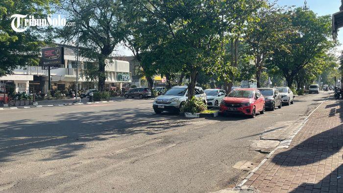 TARIF NAIK - Ilustrasi lokasi parkir di jalan Slamet Riyadi, Gendengan, Kota Solo, Jawa Tengah, belum lama ini. Tarif parkir di sejumlah jalan Solo Jawa Tengah segera naik seiring perubahan kategori zona parkir di beberapa ruas strategis.