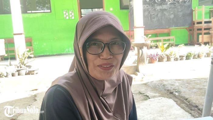 Wiwik Sukarniawan mengantarkan sang cucu mengikuti Masa Pengenalan Lingkungan Sekolah