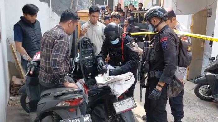 GELEDAH - Tim Densus88 Antiteror bersama Polres Tasikmalaya Kota menggeledah kediaman terduga peledakan di komplek Dadaha. Adapun rumah yang digeledah berada di wilayah Cilembang, Cihideung, Kota Tasikmalaya, Minggu (12/7/2026).
