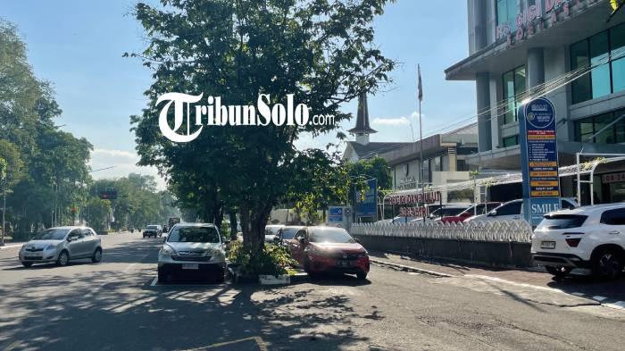 TARIF NAIK - Ilustrasi lokasi parkir di jalan Slamet Riyadi, Gendengan, Kota Solo, Jawa Tengah, belum lama ini. Tarif parkir di sejumlah jalan Solo Jawa Tengah segera naik seiring perubahan kategori zona parkir di beberapa ruas strategis.